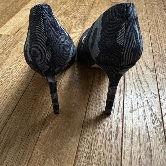 Nine West Pointed Toe Heels Gray Blue Camo Fabric Pumps Women's Size 8 - Picture 7 of 11